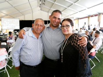 Raúl Jr. Barranco abraza contento a sus padres Raúl e Isabel Barranco. / fotos: Aurelia Ventura.