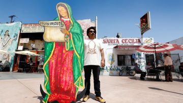 Nico Aviña lleva a su “Morenita del Tepeyac” a lugares que enfrentan el aburguesamiento en el este de Los Ángeles.
(Aurelia Ventura/La Opinion)