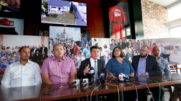 El abogado Garo Mardirossian y los hijos de Frank Mendoza Sr. al anunciar el acuerdo de $14.3 millones con el Sheriff de Los Angeles. (Aurelia Ventura/La Opinion)