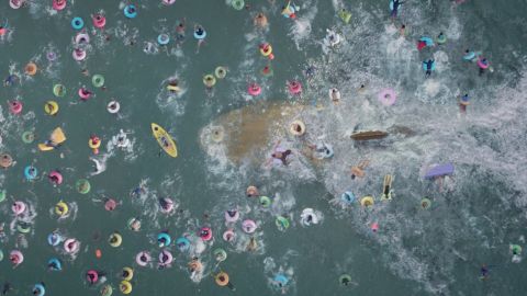 En la película, el megalodón mide 25 m de largo.