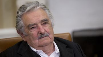 José Mujica renuncia al Senado de Uruguay.
