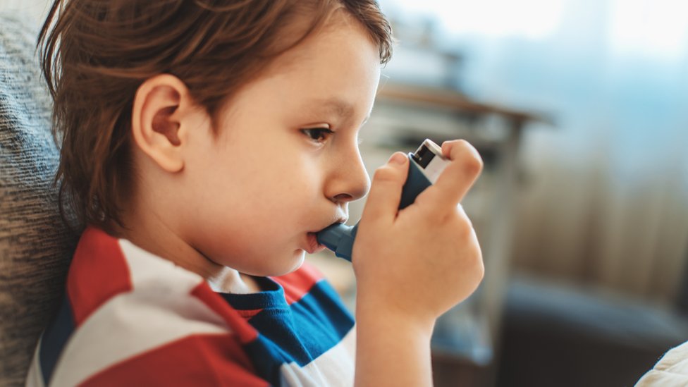 El asma es más común entre niños.