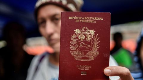 Venezolanos huyen de su país.