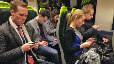 Las personas aprovechan el viaje a su oficina para enviar correos de trabajo.