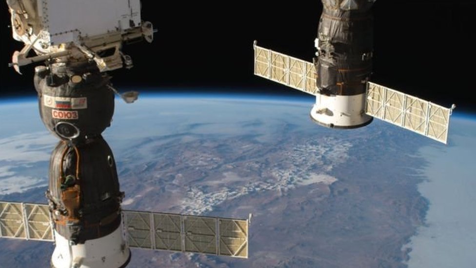 La nave Soyuz MS-09, izq., donde se detectó la fuga, fue usada en junio para transportar hasta la estación a tres astronautas.