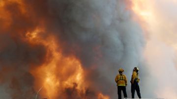 Bomberos observan una colina en llamas en Lakeport, California.