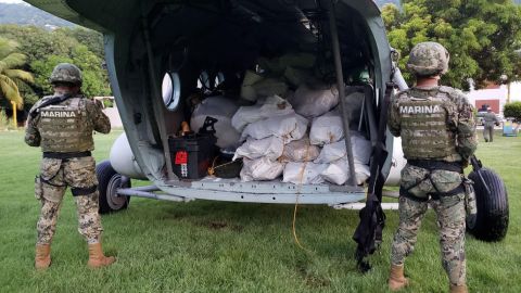 Autoridades decomisan casi 2 toneladas de cocaína en Acapulco.