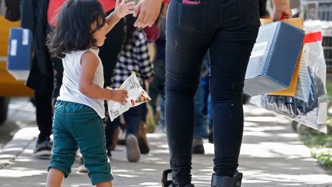 Activistas esperan que los familiares deportados puedan reunirse con sus hijos. (Archivo)