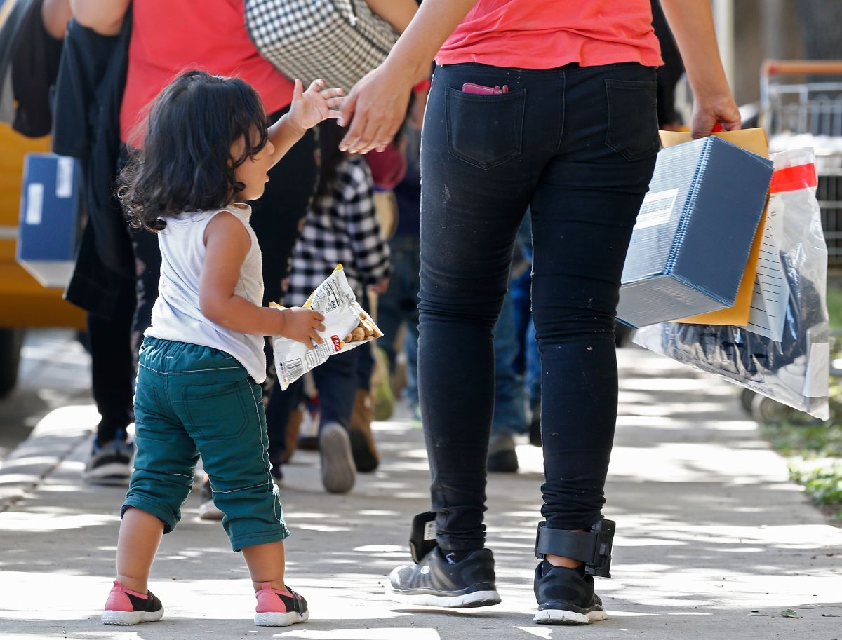 Activistas esperan que los familiares deportados puedan reunirse con sus hijos. (Archivo)