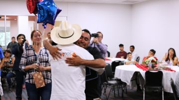 Familias mexicanas se reencuentran tras 20 años en Texas.