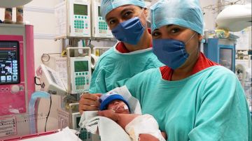 Bebé nace 14 días después de su gemelo