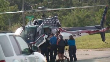 Un helicóptero de emergencias transporta a una alumna apuñalada.