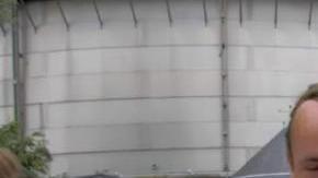 Hombre come carne en festival vegano