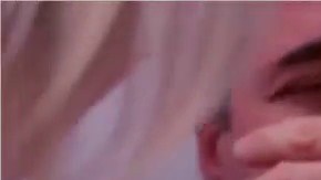 Así reacciona un hombre al ver por primera vez.