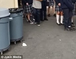 Un militar se reúne con su hijo.