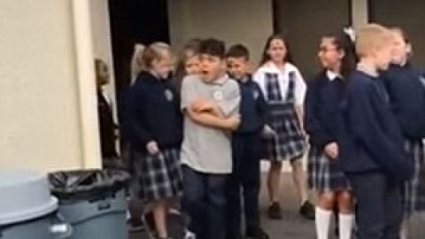 Un militar se reúne con su hijo.