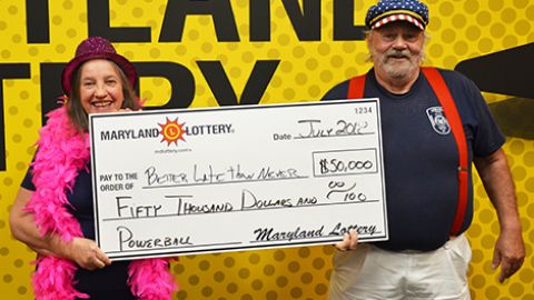 La ganadora de un sorteo de Powerball del 17 de febrero, con su esposo.