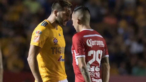 Gignac y Salinas protagonizaron una escena lamentable en el Tigres vs. Toluca. (Foto: EFE/Miguel Sierra)