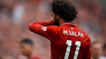 Mohamed Salah deberá pagar una considerable multa por hablar con su celular mientras conducía