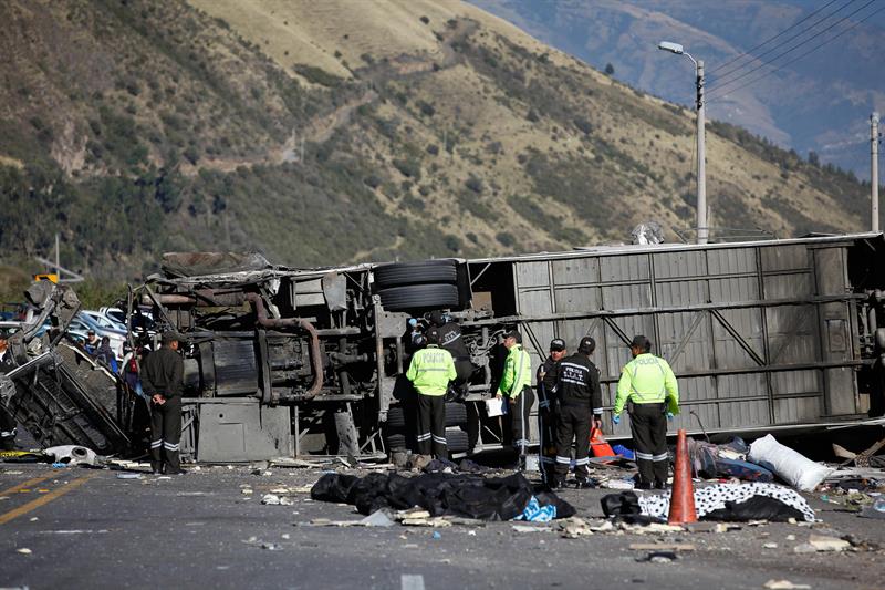 Accidente de bus en carretera de Ecuador.