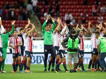 Chivas ganó a Necaxa en el estadio Arkon en partido de la Jornada 6. (Foto: EFE/Francisco Guasco)