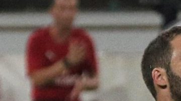 Gonzalo Higuain no tuvo un gran debut con el Milan ante el Napoli. (Foto: EFE/EPA/CESARE ABBATE)