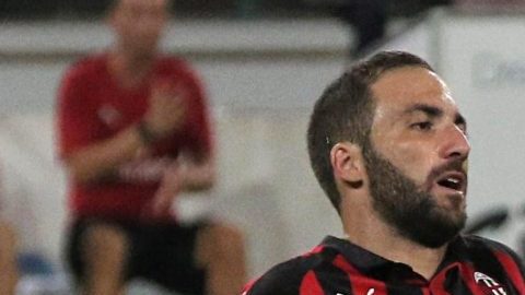 Gonzalo Higuain no tuvo un gran debut con el Milan ante el Napoli. (Foto: EFE/EPA/CESARE ABBATE)