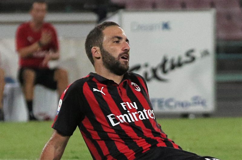 Gonzalo Higuain no tuvo un gran debut con el Milan ante el Napoli. (Foto: EFE/EPA/CESARE ABBATE)