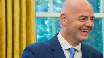 El presidente Donald Trump aprovechó para sacarle la tarjeta roja a los reporteros