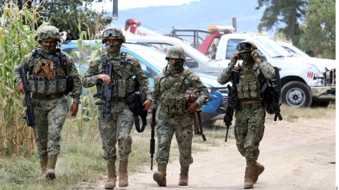 Las fuerzas armadas se enfrentaron a los huachicoleros.