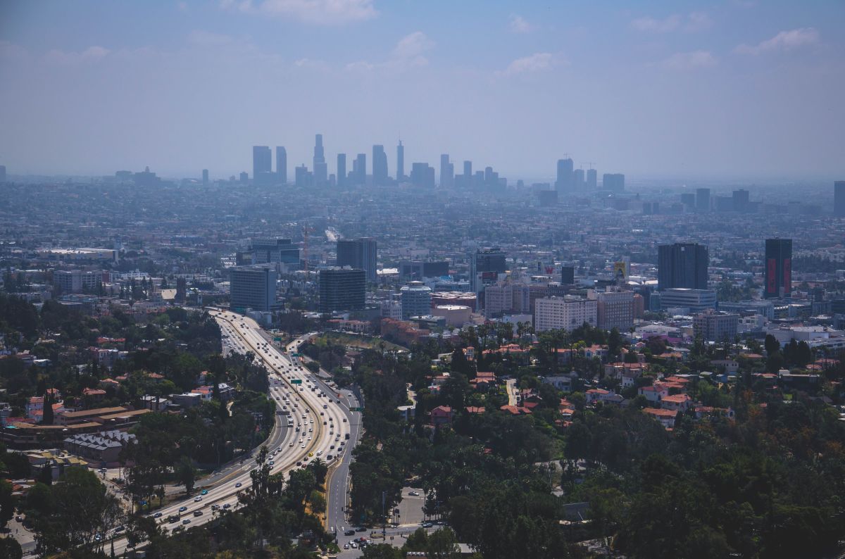 Los Ángeles es una de las principales beneficiadas tanto con los nuevos fondos de reparación de calles y puentes, como con el transporte público.