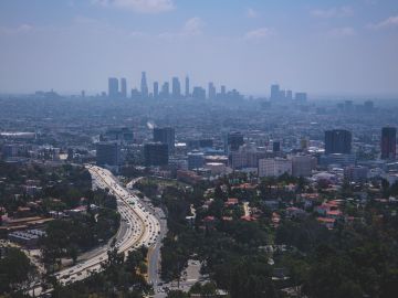 Los Ángeles es una de las principales beneficiadas tanto con los nuevos fondos de reparación de calles y puentes, como con el transporte público.
