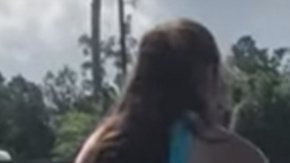 Una joven estudiante arriesga su vida para demostrar su conexión con un cocodrilo.