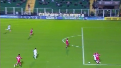 El árbitro asistente invadió el terreno de juego para marcar un fuera de lugar