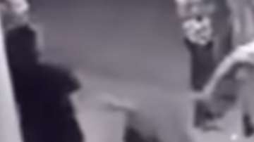 Se desconoce cuál era el vínculo de la muchacha con los atacantes, si alguna.