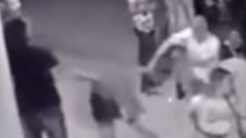 Se desconoce cuál era el vínculo de la muchacha con los atacantes, si alguna.