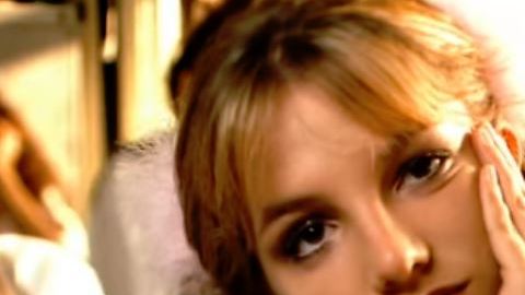 Britney Spear en el vídeo de "Baby One More Time".