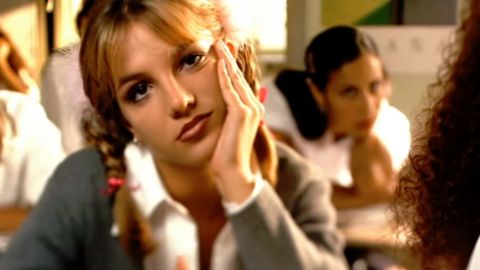 Britney Spear en el vídeo de "Baby One More Time".
