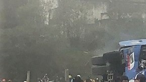 Así quedó el autobús que transportaba a hinchas del Barcelona de Cuenca a Guayaquil.