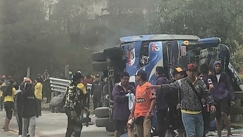 Así quedó el autobús que transportaba a hinchas del Barcelona de Cuenca a Guayaquil.