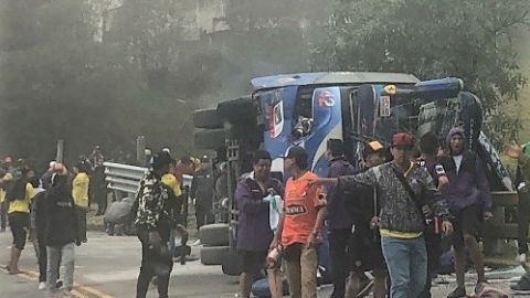 Así quedó el autobús que transportaba a hinchas del Barcelona de Cuenca a Guayaquil.