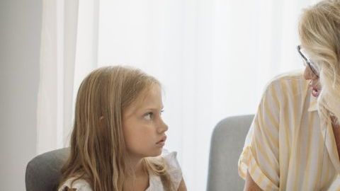 Temas como la religión o la política provocan que muchos padres decidan sacar a sus hijos de las escuelas públicas y educarlos en casa.