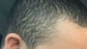 Rafael Mirim le muestra a su hermano Erick el tatuaje que se hizo en su honor.