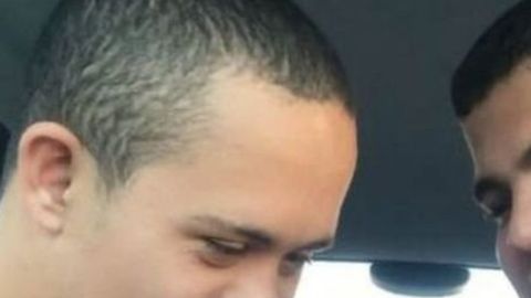 Rafael Mirim le muestra a su hermano Erick el tatuaje que se hizo en su honor.