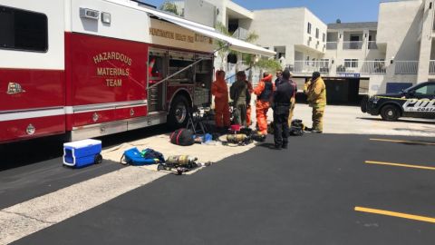 El departamento de bomberos de Cosa Mesa insta a comunicar el olor al 911.