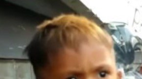 Este niño de dos años fuma más de 40 cigarrillos al día.