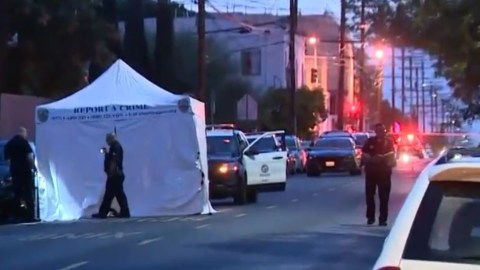 Agentes del LAPD acordonaron la escena del crimen.