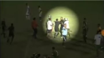 Un grupo de aficionados golpeó a una terna de árbitros en Brasil