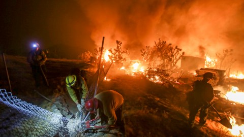Bomberos luchan para apagar un incendio al norte de San Bernardino, en el sur de California.