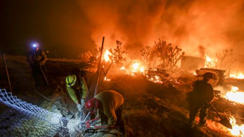 Bomberos luchan para apagar un incendio al norte de San Bernardino, en el sur de California.